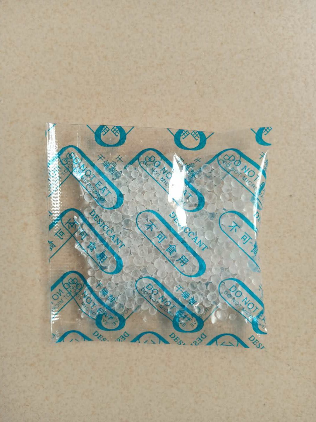 羽绒服里面放什么干燥剂?