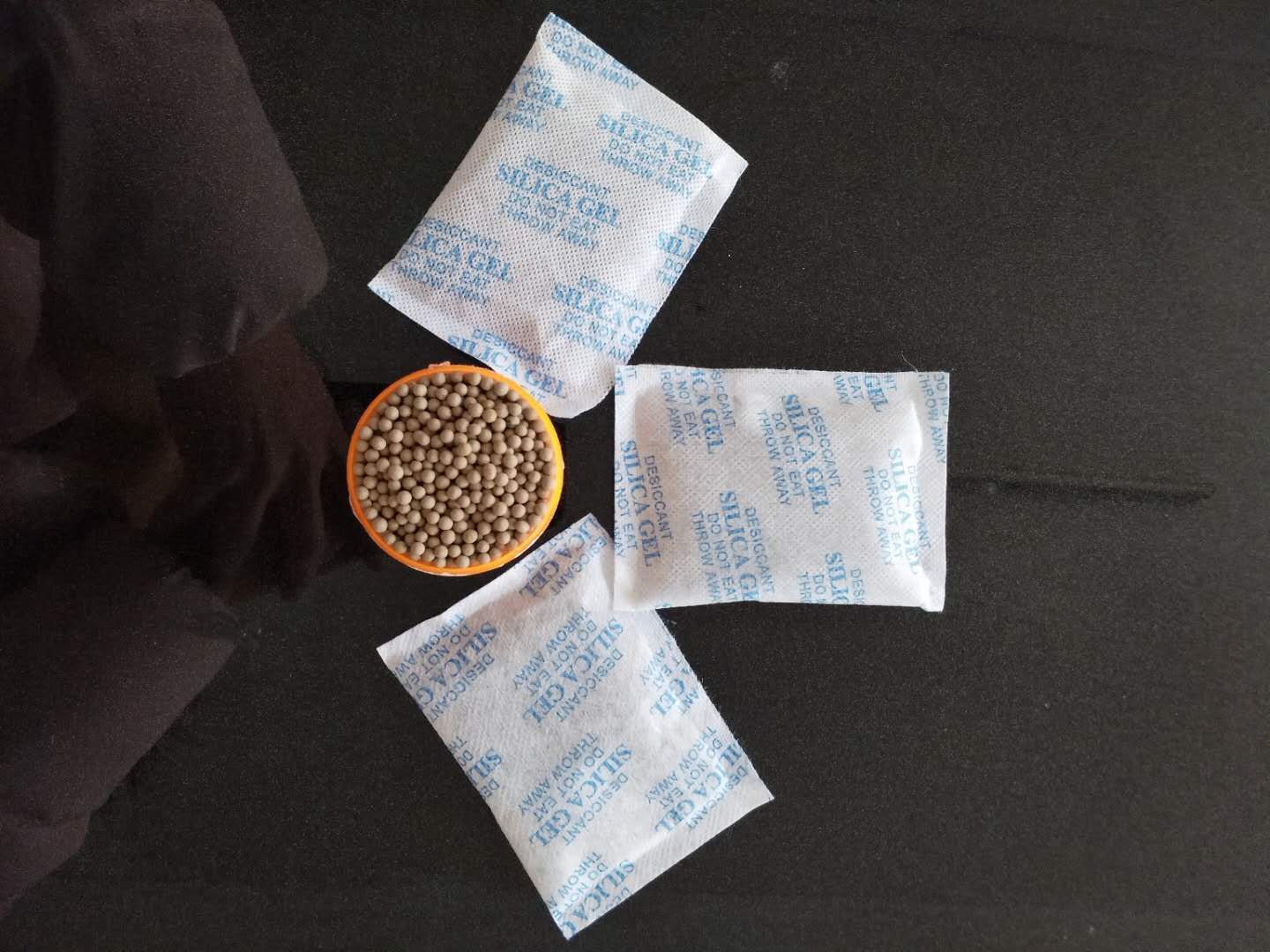 矿物干燥剂为啥赤手可热？