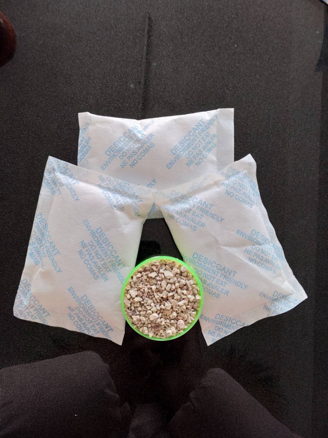 外形像小石子的干燥剂是什么？